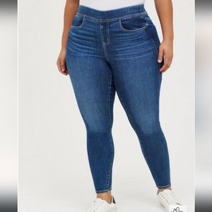 TORRID MID RISE MEDIUM WASH BOYFRIEND  NWT SIZE 22/24